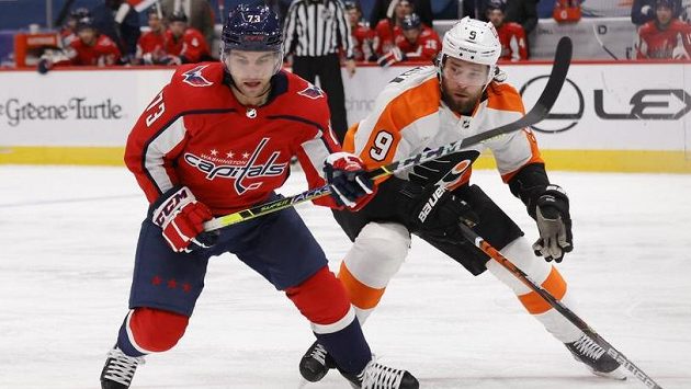 Ruský bek Ivan Provorov (vpravo) ve službách Philadelphie v utkání NHL v souboji s křídelníkem Washingtonu Conorem Shearym. Ruský bek Ivan Provorov (vpravo) ve službách Philadelphie v utkání NHL v souboji s křídelníkem Washingtonu Conorem Shearym.