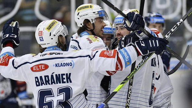 Hráči Kladna se radují z gólu Jaromíra Jágra. Hráči Kladna se radují z gólu Jaromíra Jágra.