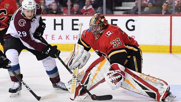 Český brankář Calgary David Rittich zastavuje pokus Nathana MacKinnona z Colorada. Český brankář Calgary David Rittich zastavuje pokus Nathana MacKinnona z Colorada.
