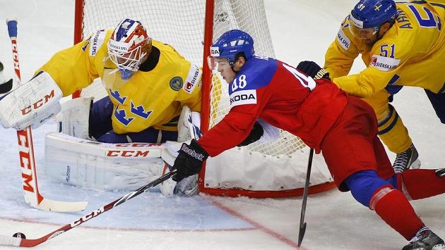Tomáš Hertl, bráněný ze zadu Jonasem Ahnelövem bojuje před brankou Anderse Nilssona. Tomáš Hertl, bráněný ze zadu Jonasem Ahnelövem bojuje před brankou Anderse Nilssona.