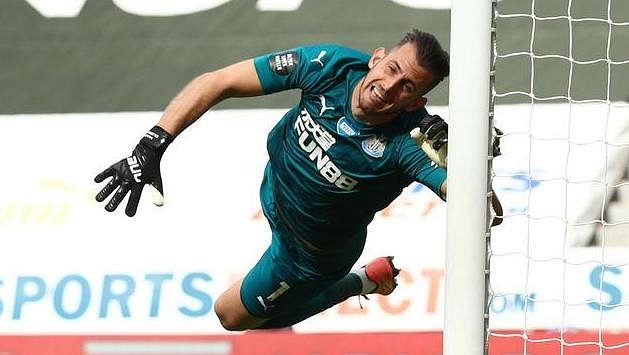 Martin Dúbravka v brance Newcastlu inkasuje v duelu s Liverpoolem. Martin Dúbravka v brance Newcastlu inkasuje v duelu s Liverpoolem.