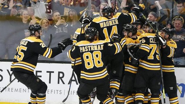 Rozhodnutí přineslo až prodloužení, šťastnější byli hokejisté Bostonu Rozhodnutí přineslo až prodloužení, šťastnější byli hokejisté Bostonu