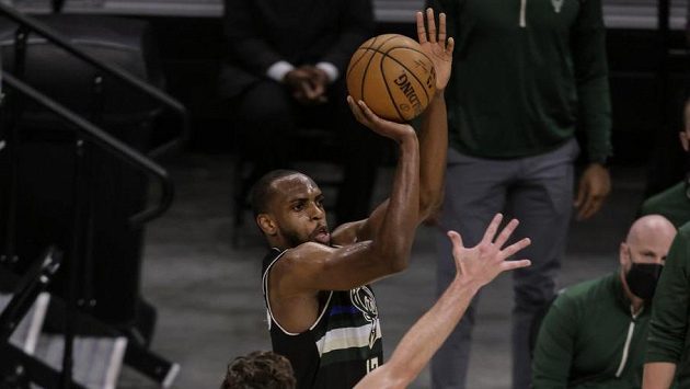 Khris Middleton z Milwaukee střílí v utkání s Brooklynem. Khris Middleton z Milwaukee střílí v utkání s Brooklynem.