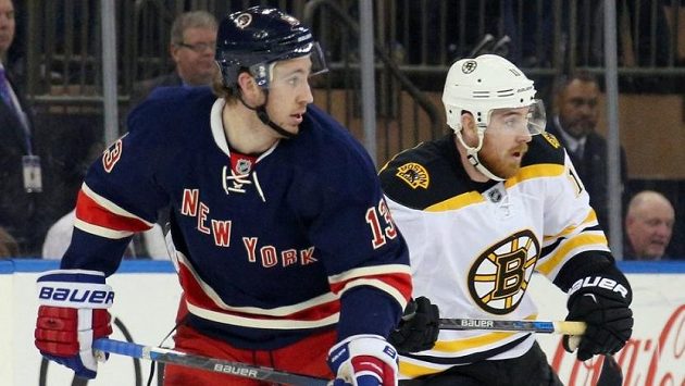 Kevin Hayes (vlevo) v dresu NY Rangers a jeho bratr Jimmy v dresu Bostonu. Kevin Hayes (vlevo) v dresu NY Rangers a jeho bratr Jimmy v dresu Bostonu.