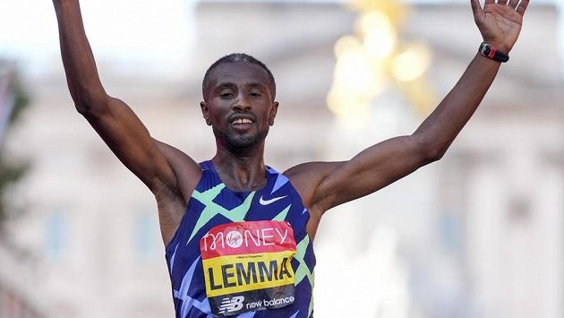 Sisay Lemma slaví triumf v Londýnském maratonu. Sisay Lemma slaví triumf v Londýnském maratonu.