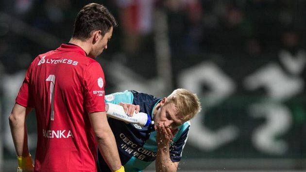 Obránce Slavie Michal Frydrych pije během utkání v Mladé Boleslavi vedle brankáře Jiřího Pavlenky. Obránce Slavie Michal Frydrych pije během utkání v Mladé Boleslavi vedle brankáře Jiřího Pavlenky.