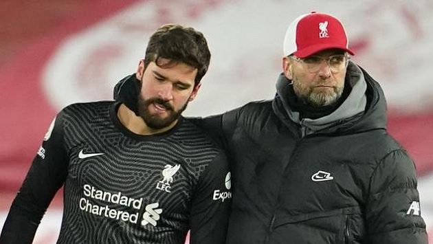 Liverpoolský brankář Alisson a kouč Jürgen Klopp po prohře s Burnley. Liverpoolský brankář Alisson a kouč Jürgen Klopp po prohře s Burnley.