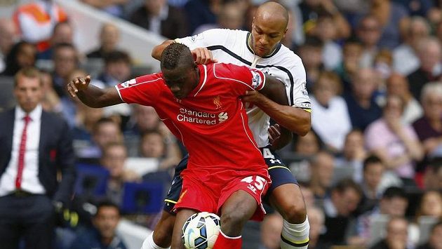 Mario Balotelli (vpředu) v prvním ligovém utkání v dresu Liverpoolu bojuje o míč s Younesem Kaboulem z Tottenhamu. Mario Balotelli (vpředu) v prvním ligovém utkání v dresu Liverpoolu bojuje o míč s Younesem Kaboulem z Tottenhamu.
