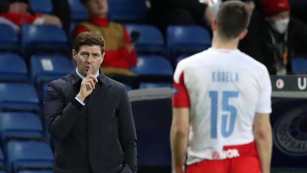 Manažer Rangers Steven Gerrard gestikuluje na Ondřeje Kúdelu. Manažer Rangers Steven Gerrard gestikuluje na Ondřeje Kúdelu.