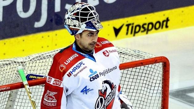 Brankář Martin Růžička v dresu Pardubic. Brankář Martin Růžička v dresu Pardubic.