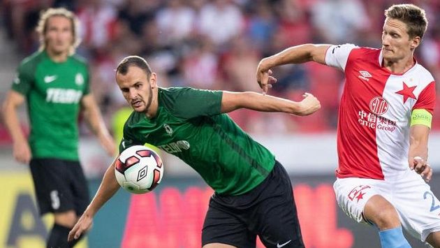 David Lischka z Jablonce (vlevo) a Milan Škoda ze Slavie. V pozadí Matěj Hanousek, který se s Lischkou stěhuje na Letnou. David Lischka z Jablonce (vlevo) a Milan Škoda ze Slavie. V pozadí Matěj Hanousek, který se s Lischkou stěhuje na Letnou.