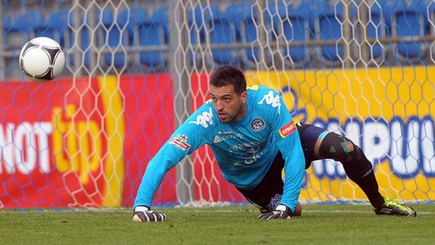 Na brankáře Dušana Melichárka jsou na Slovácku pořádně namíchnutí. Na brankáře Dušana Melichárka jsou na Slovácku pořádně namíchnutí.