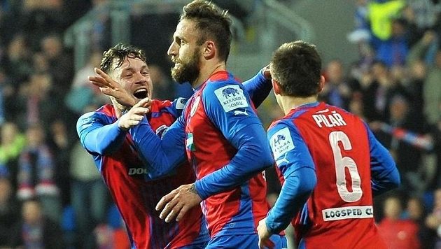 Hráči Plzně se radují z gólu - (zleva) Ondřej Vaněk, střelec Jan Holenda a Václav Pilař. Hráči Plzně se radují z gólu - (zleva) Ondřej Vaněk, střelec Jan Holenda a Václav Pilař.