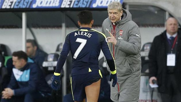 Arséne Wenger hovoří k Alexisu Sánchezovi. Arséne Wenger hovoří k Alexisu Sánchezovi.