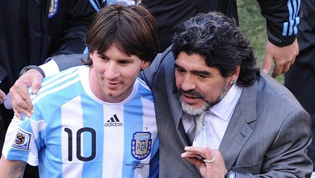 Lionel Messi a Diego Maradona na společném snímku z roku 2010 Lionel Messi a Diego Maradona na společném snímku z roku 2010