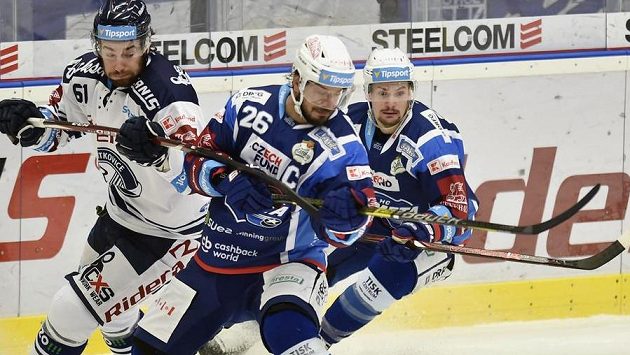 Brněnský kapitán Martin Zaťovič (uprostřed) v souboji s Peterem Trškou z Vítkovic. Vpravo je Petr Holík. Brněnský kapitán Martin Zaťovič (uprostřed) v souboji s Peterem Trškou z Vítkovic. Vpravo je Petr Holík.