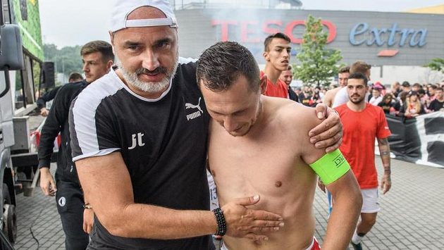 Trenér Slavie Praha Jindřich Trpišovský a Jan Bořil po děkovačce s fanoušky po utkání se Zlínem. Trenér Slavie Praha Jindřich Trpišovský a Jan Bořil po děkovačce s fanoušky po utkání se Zlínem.