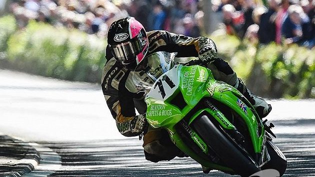 Davey Lambert na stroji Kawasaki při tradičním závodu TT na ostrově Man. Davey Lambert na stroji Kawasaki při tradičním závodu TT na ostrově Man.