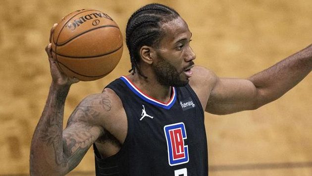 Kawhi Leonard se klubu upsal na další čtyři roky Kawhi Leonard se klubu upsal na další čtyři roky