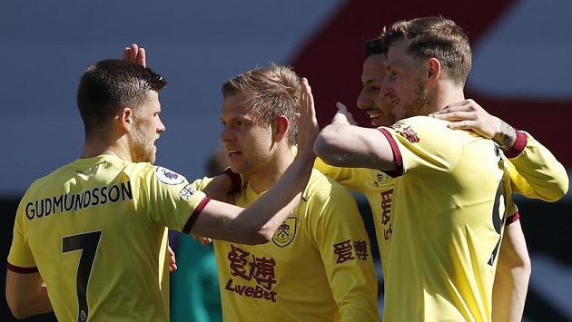 Matěj Vydra slaví se spoluhráči z z Burnley gól v utkání Premier League proti Southamptonu. Matěj Vydra slaví se spoluhráči z z Burnley gól v utkání Premier League proti Southamptonu.