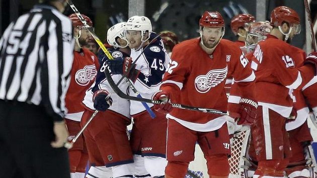 Lukáš Sedlák (45) se raduje ze své první trefy v NHL. Lukáš Sedlák (45) se raduje ze své první trefy v NHL.