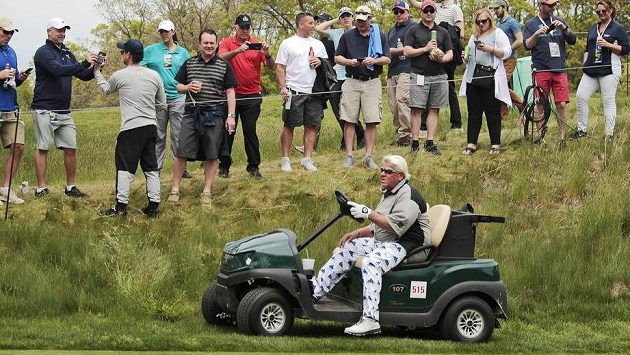 Americký golfista John Daly se příští týden nezúčastní British Open, protože mu pořadatelé nedovolili pohybovat se po hřišti v golfovém vozíku. Americký golfista John Daly se příští týden nezúčastní British Open, protože mu pořadatelé nedovolili pohybovat se po hřišti v golfovém vozíku.