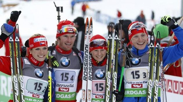 Česká stříbrná štafeta. Zleva Gabriela Soukalová, Michal Šlesingr, Veronika Vítková a Ondřej Moravec. Česká stříbrná štafeta. Zleva Gabriela Soukalová, Michal Šlesingr, Veronika Vítková a Ondřej Moravec.