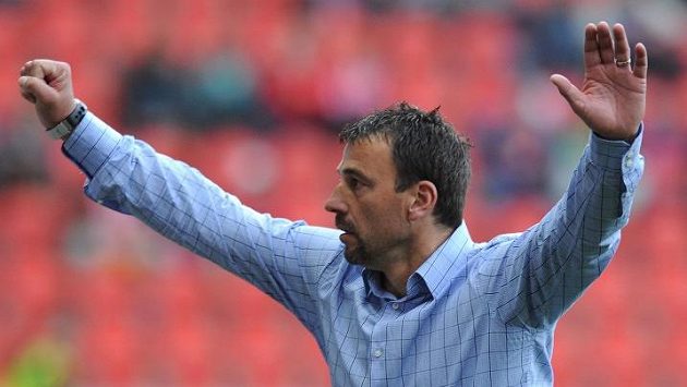 Nový trenér Slavie Michal Petrouš oslavuje třetí gól během utkání s Jabloncem. Nový trenér Slavie Michal Petrouš oslavuje třetí gól během utkání s Jabloncem.
