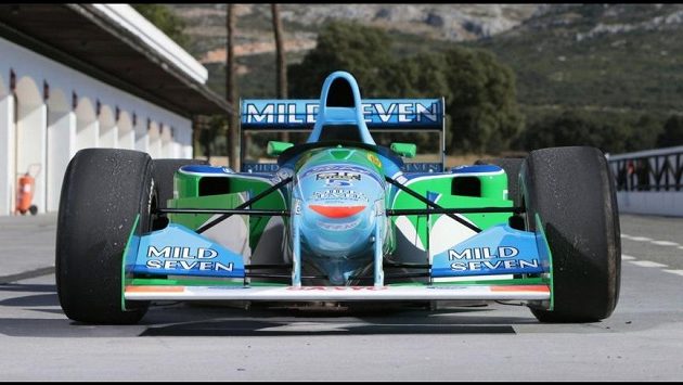 Model Benetton-Cosworth, s nímž v roce 1994 získal Michael Schumacher první titul mistra světa, jde do dražby. Model Benetton-Cosworth, s nímž v roce 1994 získal Michael Schumacher první titul mistra světa, jde do dražby.