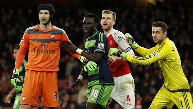 Petr Čech z Arsenalu (vlevo) vyrazil v závěru utkání se Swansea do pokutového území soupeře. Vyrovnávacího gólu se ale Kanonýři nedočkali. Petr Čech z Arsenalu (vlevo) vyrazil v závěru utkání se Swansea do pokutového území soupeře. Vyrovnávacího gólu se ale Kanonýři nedočkali.