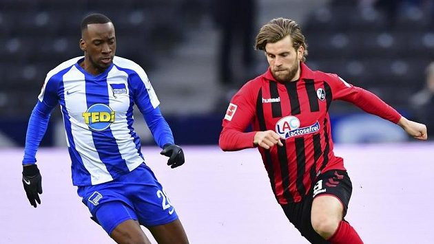 Fotbalista Herthy Berlín Dodi Lukebakio (vlevo) Lucas Hoeler z Freiburgu (vpravo) Fotbalista Herthy Berlín Dodi Lukebakio (vlevo) Lucas Hoeler z Freiburgu (vpravo)