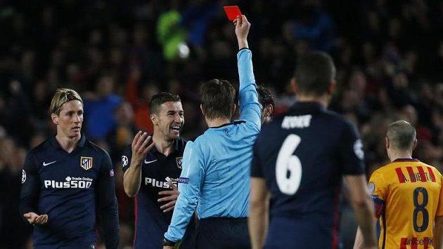Červená karta v ruce Felixe Brycha patří Fernandu Torresovi (vlevo) z Atlétika. Červená karta v ruce Felixe Brycha patří Fernandu Torresovi (vlevo) z Atlétika.