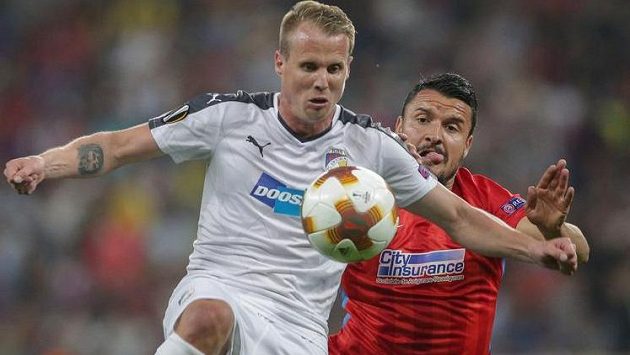 Plzeňský obránce David Limberský (vlevo), spolu s ním v souboji střelec domácích Constantin Budescu. Plzeňský obránce David Limberský (vlevo), spolu s ním v souboji střelec domácích Constantin Budescu.