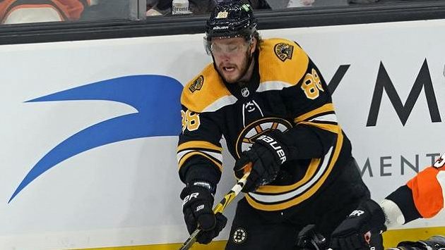 Útočník Bostonu David Pastrňák během přípravného zápasu s Philadelphií. Útočník Bostonu David Pastrňák během přípravného zápasu s Philadelphií.