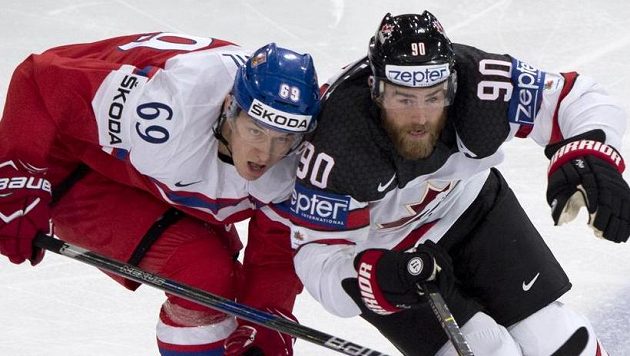 Zleva český reprezentant Lukáš Radil a Ryan O’Reilly z Kanady. Zleva český reprezentant Lukáš Radil a Ryan O’Reilly z Kanady.