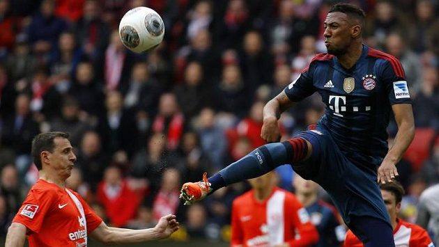 Jerome Boateng (vpravo) z Bayernu si vyskočil nad Zdeňka Pospěcha z Mohuče. Jerome Boateng (vpravo) z Bayernu si vyskočil nad Zdeňka Pospěcha z Mohuče.