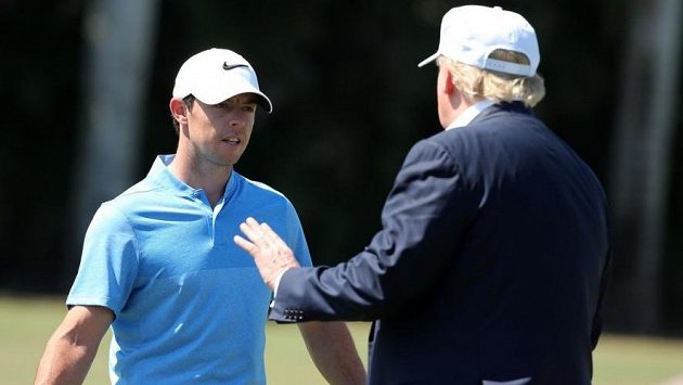 Golfista Rory McIlroy hovoří na greenu s americkým prezidentem Donaldem Trumpem. Golfista Rory McIlroy hovoří na greenu s americkým prezidentem Donaldem Trumpem.
