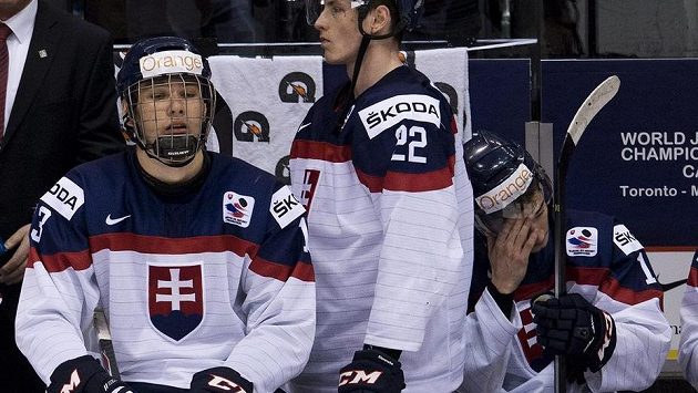 Zklamaná slovenská střídačka po semifinálové prohře s Kanadou, vlevo útočník Radovan Bondra. Zklamaná slovenská střídačka po semifinálové prohře s Kanadou, vlevo útočník Radovan Bondra.