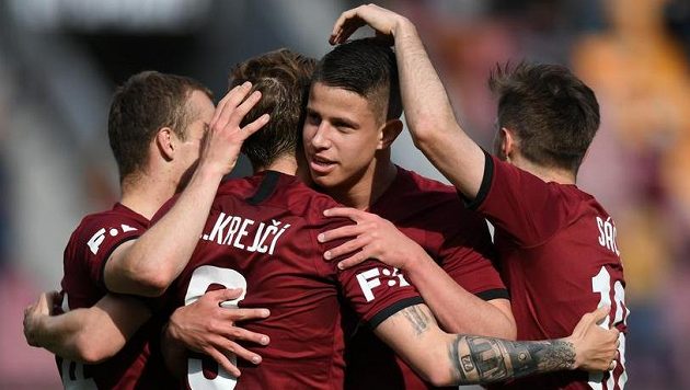 Fotbalisté Sparty se radují z branky Fotbalisté Sparty se radují z branky