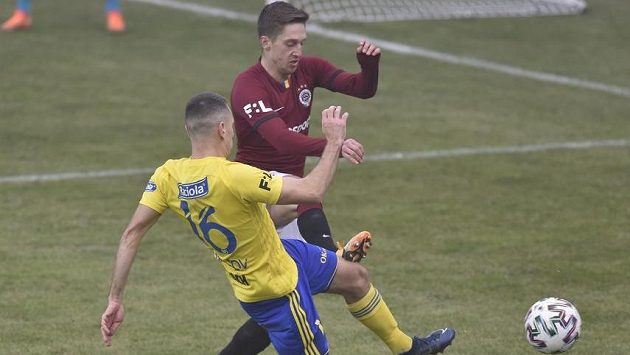 Zleva Róbert Matejov ze Zlína a Tomáš Wiesner ze Sparty. Zleva Róbert Matejov ze Zlína a Tomáš Wiesner ze Sparty.