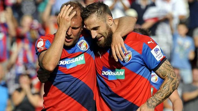 Daniel Kolář (vlevo) a Jan Holenda se radují z prvního gólu Plzně v utkání se Slavií. Daniel Kolář (vlevo) a Jan Holenda se radují z prvního gólu Plzně v utkání se Slavií.