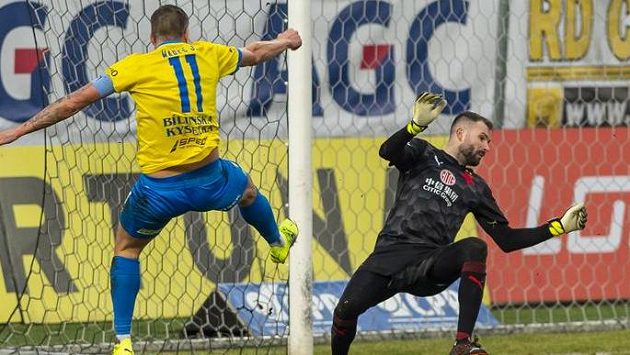 Zleva Jakub Mareš z Teplic a brankář Slavie Ondřej Kolář. Zleva Jakub Mareš z Teplic a brankář Slavie Ondřej Kolář.