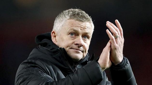 Trenér Manchesteru United Ole Gunnar Solskjaer tleská fanouškům na Old Trafford po závěrečném hvizdu utkání Premier League s Aston Villou. Trenér Manchesteru United Ole Gunnar Solskjaer tleská fanouškům na Old Trafford po závěrečném hvizdu utkání Premier League s Aston Villou.