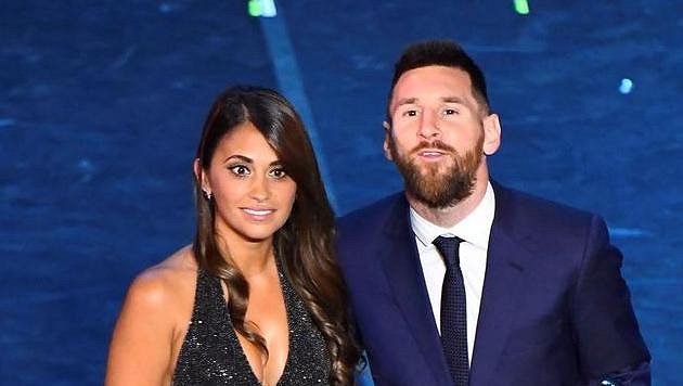 Lionel Messi pózuje s manželkou Antonellou Lionel Messi pózuje s manželkou Antonellou