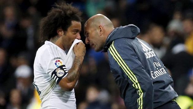 Nový kouč Realu Madrid Zinédine Zidane hovoří s obráncem Marcelem. Nový kouč Realu Madrid Zinédine Zidane hovoří s obráncem Marcelem.