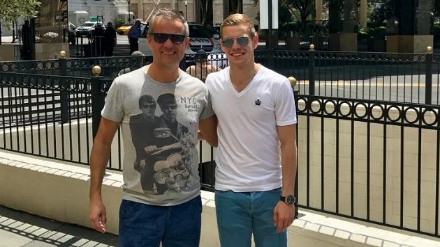 Matěj Vydra (vpravo) se svým hráčským agentem Ondrejem Chovancem. Matěj Vydra (vpravo) se svým hráčským agentem Ondrejem Chovancem.