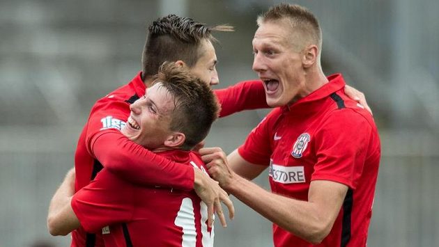Michal Škoda (vpravo) se raduje se spoluhráči z Brna. Michal Škoda (vpravo) se raduje se spoluhráči z Brna.