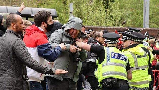 Fanoušci Manchesteru United se střetli s policií. příznivci Rudých ďáblů protestují proti majitelům klubu. Fanoušci Manchesteru United se střetli s policií. příznivci Rudých ďáblů protestují proti majitelům klubu.