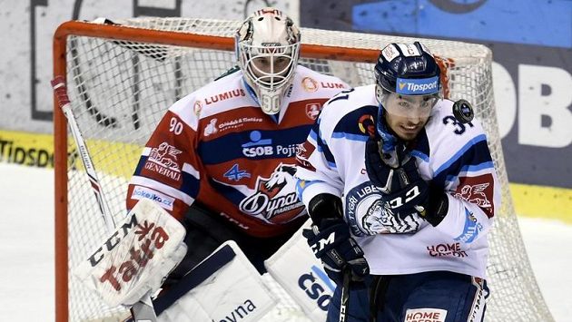 Brankář Pardubic Ondřej Kacetl a Dominik Lakatoš z Liberce. Brankář Pardubic Ondřej Kacetl a Dominik Lakatoš z Liberce.