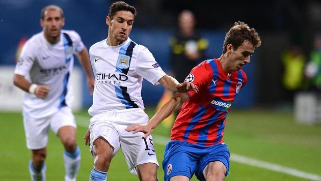 Plzeňský záložník Tomáš Hořava (vpravo) a Jesús Navas z Manchesteru City během utkání základní skupiny Ligy mistrů v roce 2013. Plzeňský záložník Tomáš Hořava (vpravo) a Jesús Navas z Manchesteru City během utkání základní skupiny Ligy mistrů v roce 2013.
